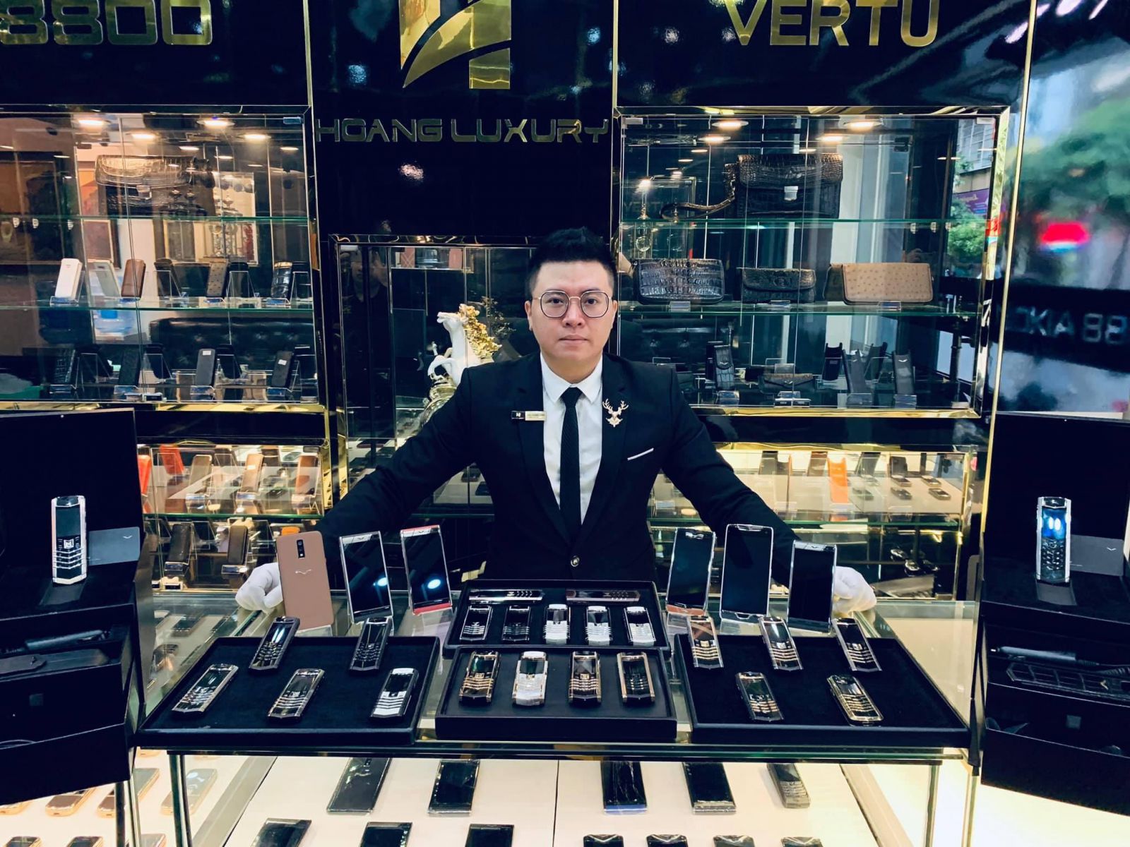 Hoàng Luxury chuyên điện thoại Vertu chính hãng
