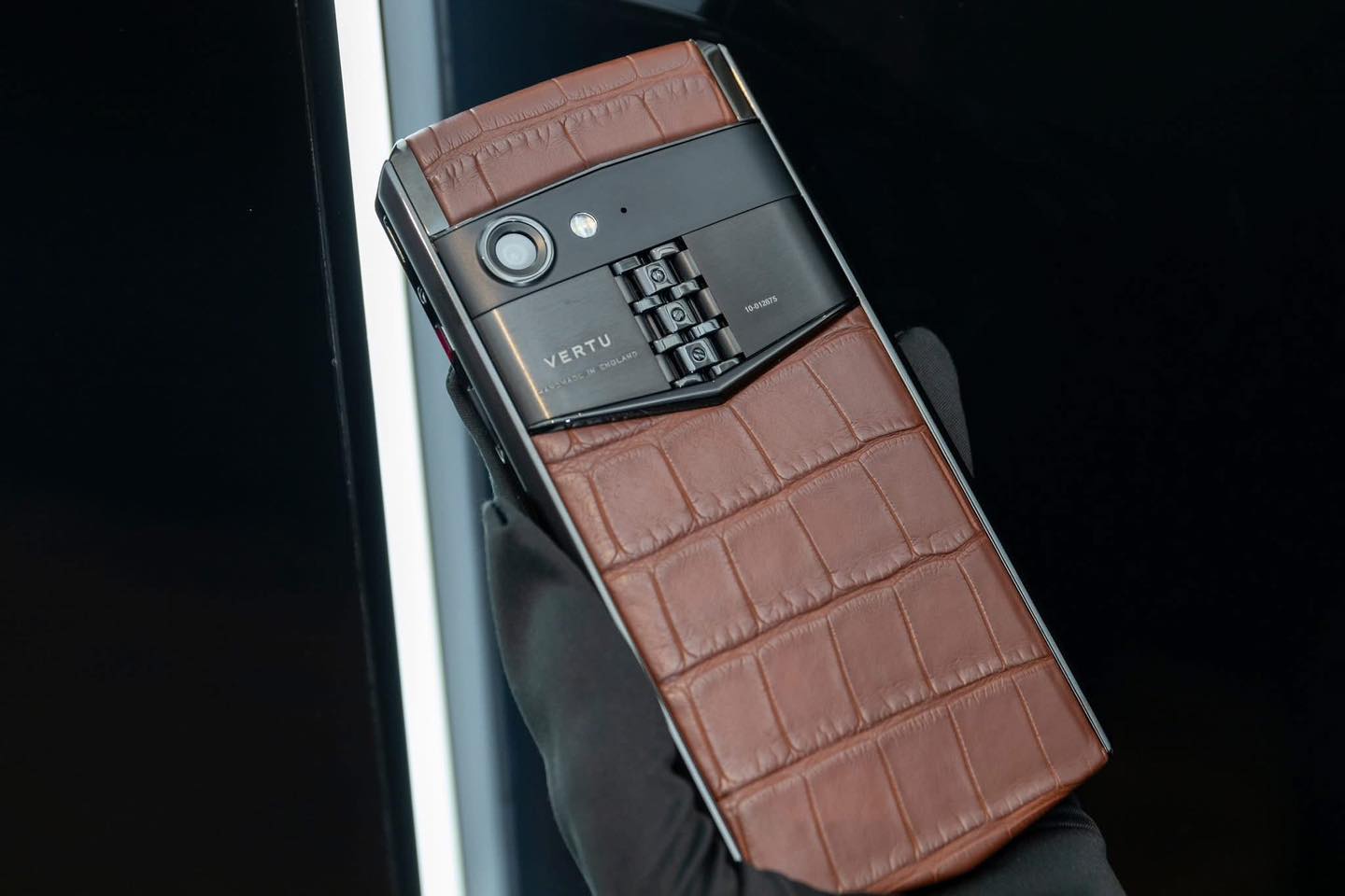 Giao diện và thiết kế độc quyền của Vertu Aster P 2024 lưng da cá sấu