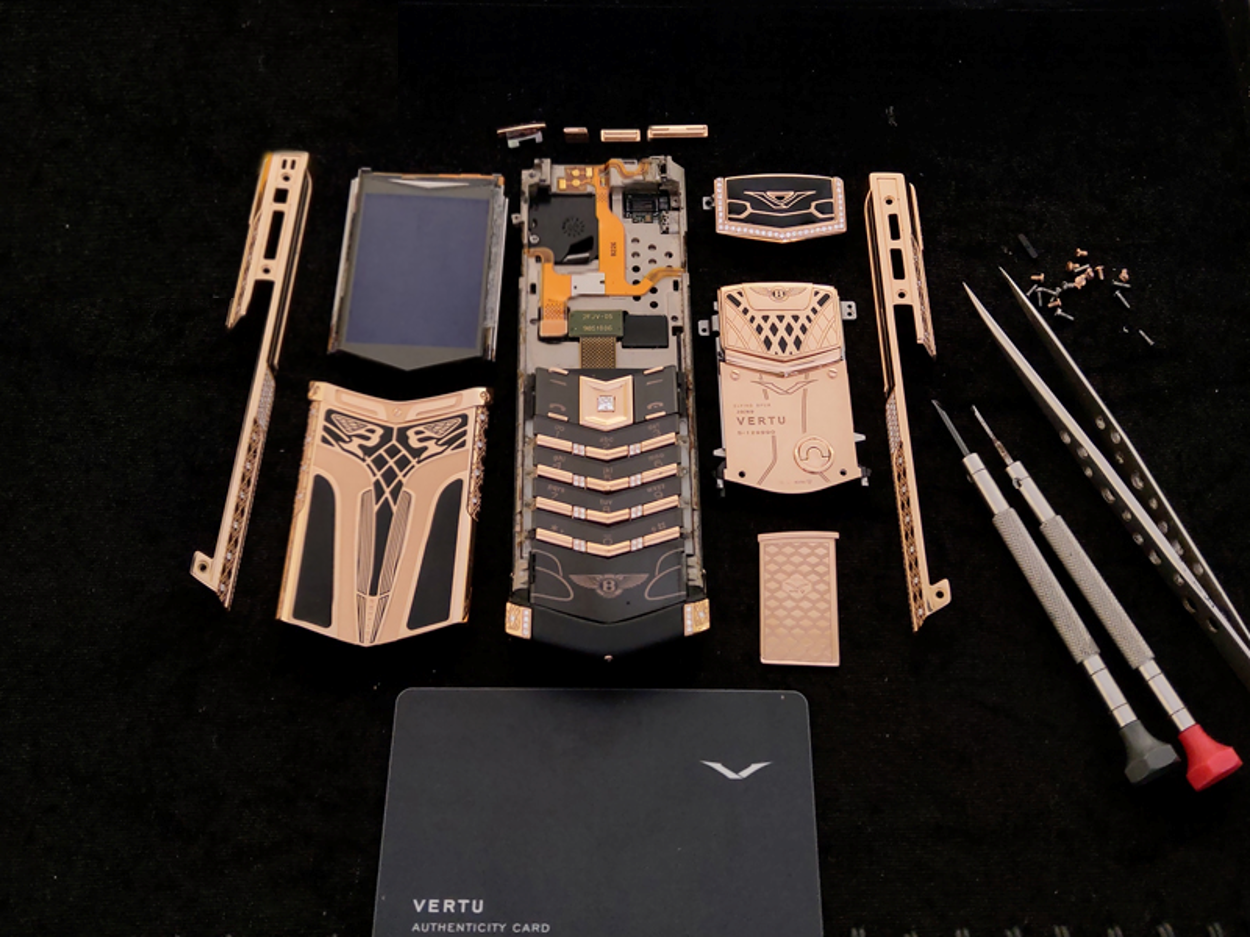Bộ khung Vertu Signature S - HoangLuxury.com.vn Bộ khung Vertu Signature S - HoangLuxury.com.vn