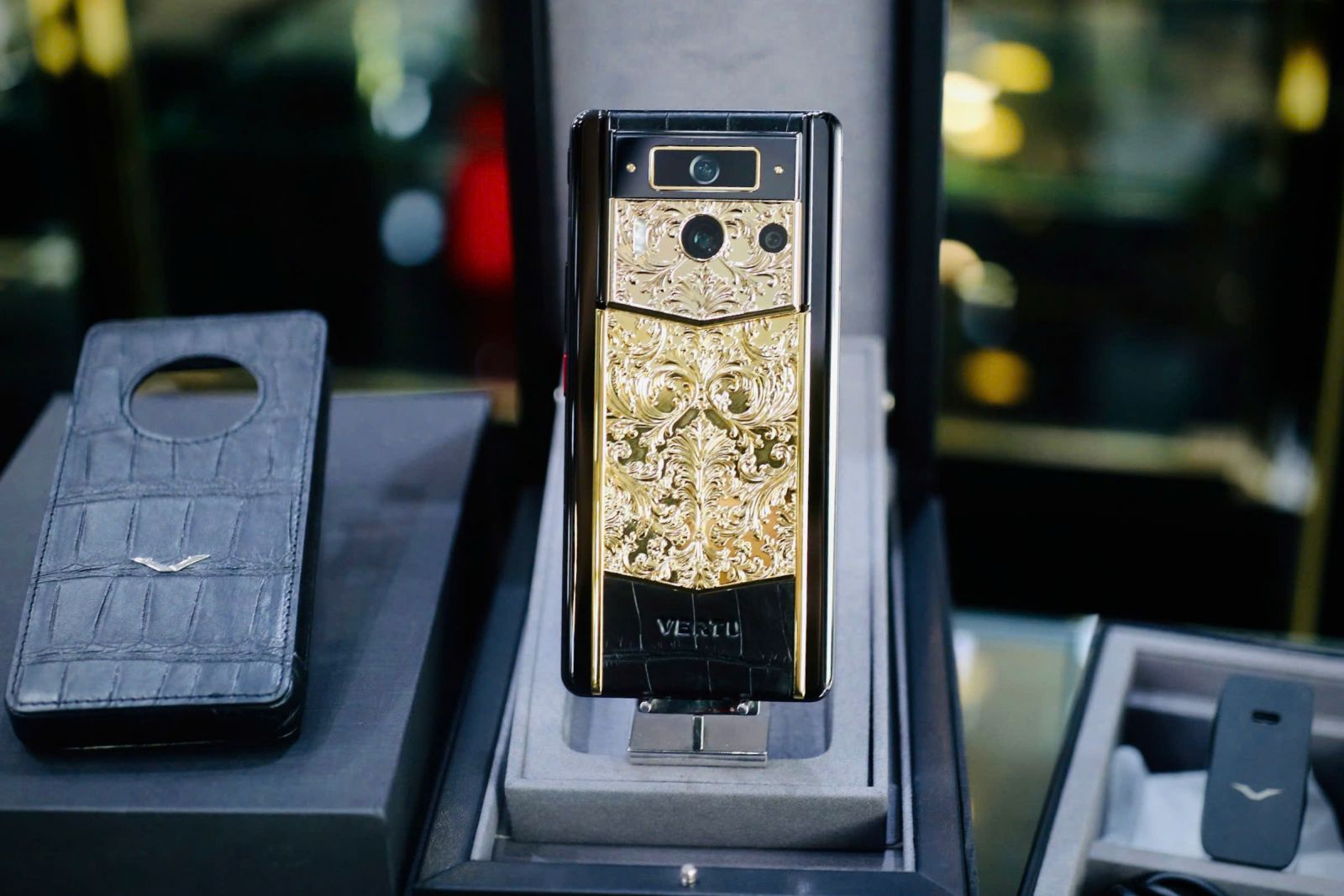 4.2. METAVERTU Phiên Bản Vàng 18K
