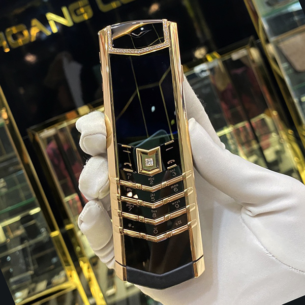 Vertu Signature S điểm Kim cương tại showroom Hoàng Luxury