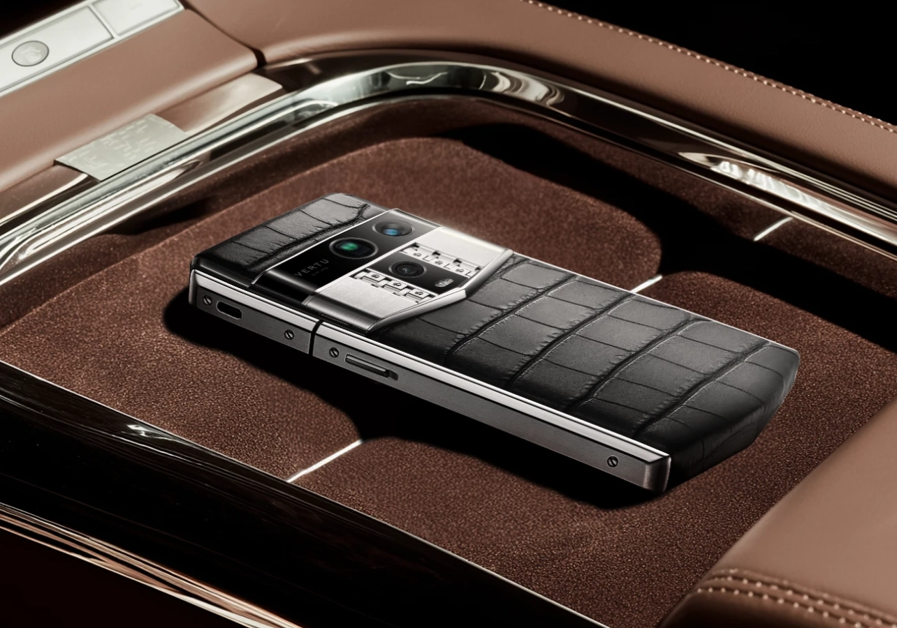 Vertu Aster Q mới ra mắt 2025 tiếp tục trung thành với phong cách thủ công đặc trưng của Vertu. 
