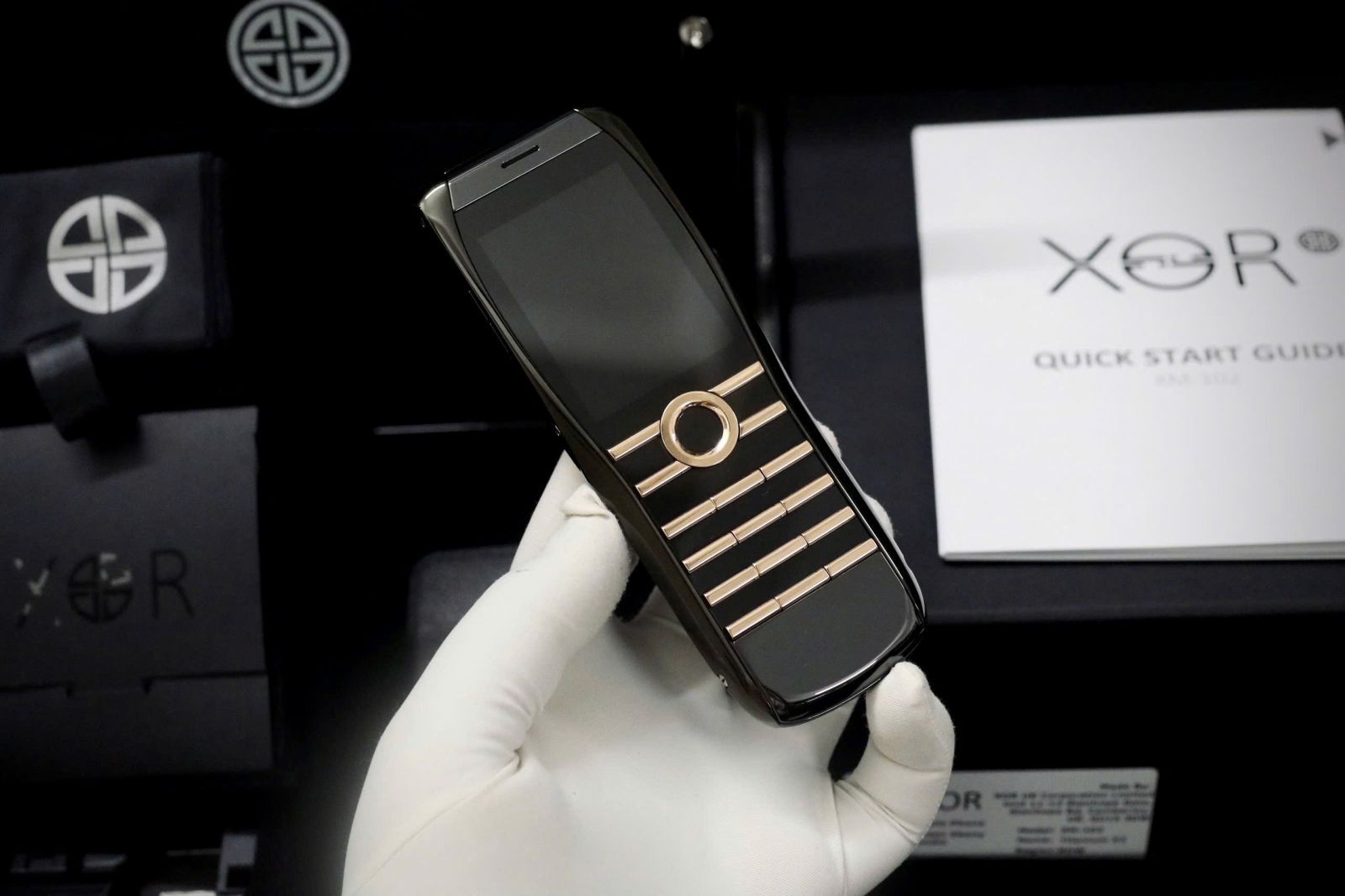 XOR X2 Prime Gold - Thiết kế ấn tượng với chất vàng hồng lấp lánh điểm xuyết trên tổng thể màu đen huyền bí.