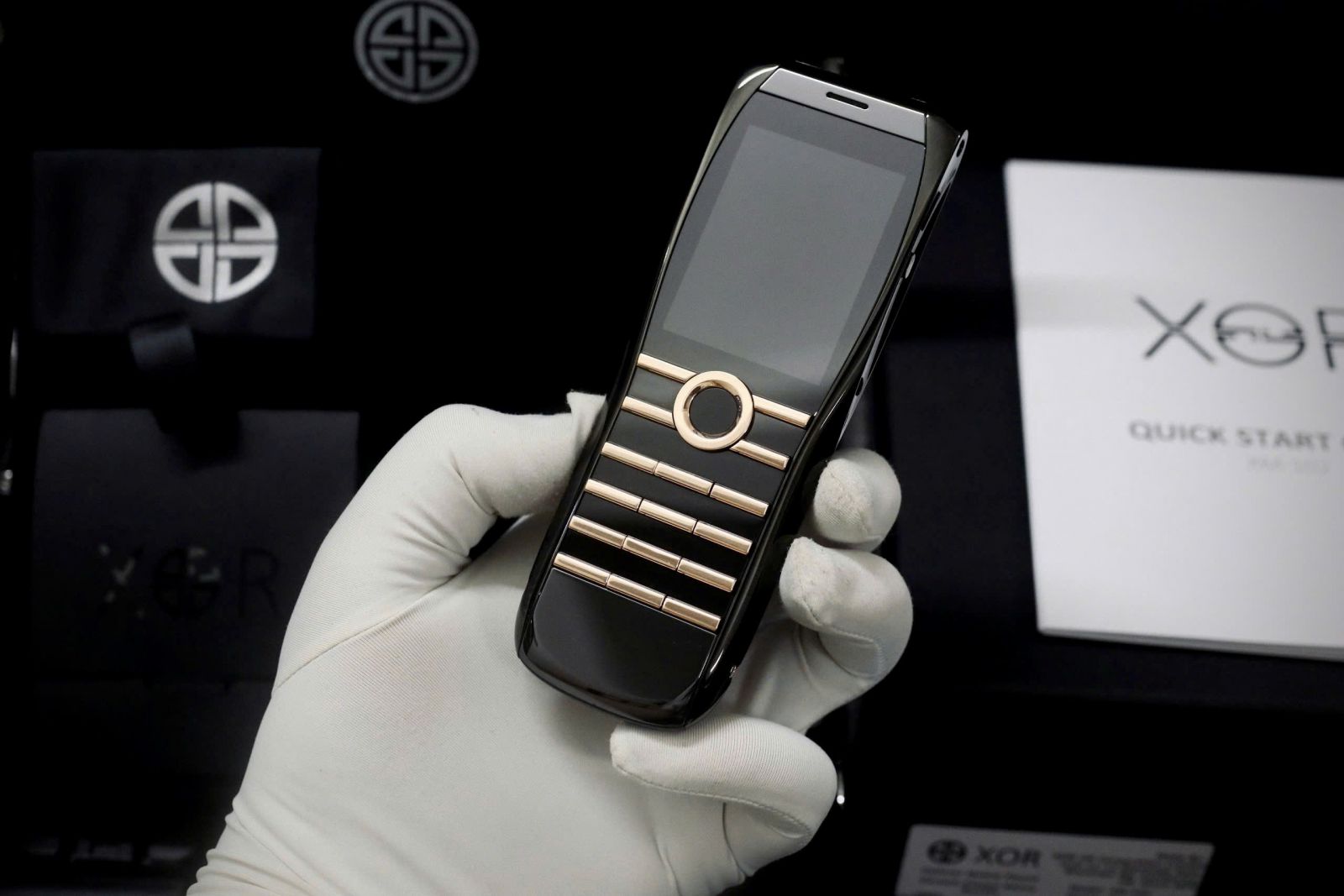 XOR X2 Prime Gold - Thiết kế ấn tượng với chất vàng hồng lấp lánh điểm xuyết trên tổng thể màu đen huyền bí.