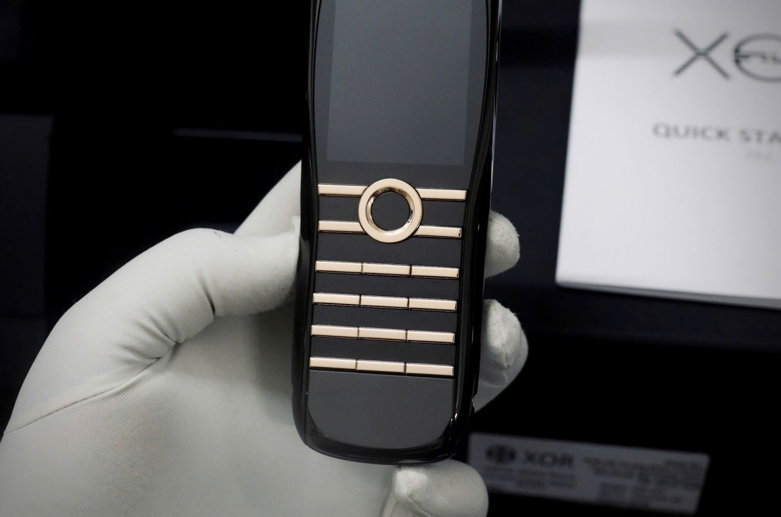 XOR X2 Prime Gold - Thiết kế ấn tượng với chất vàng hồng lấp lánh điểm xuyết trên tổng thể màu đen huyền bí.