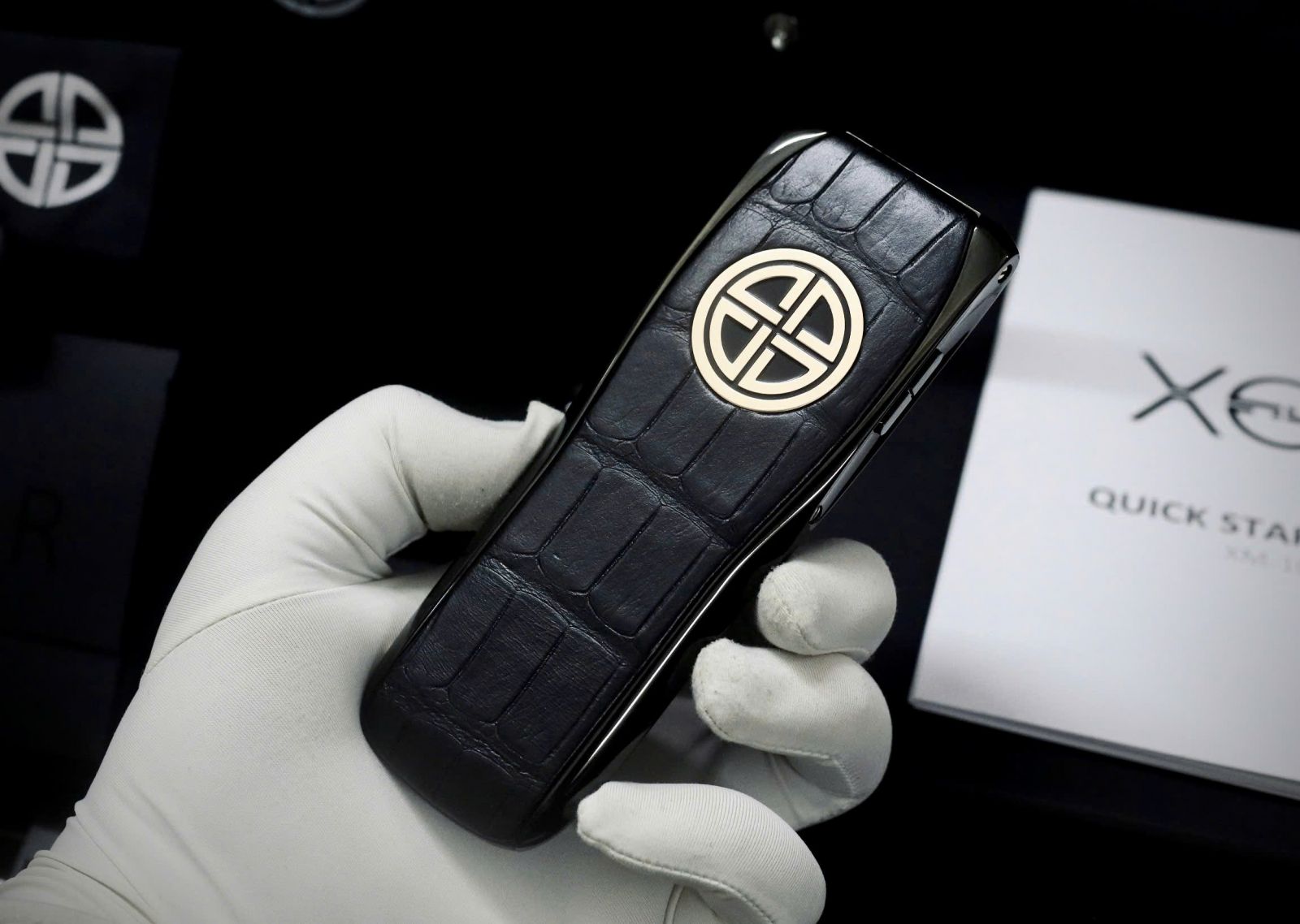 XOR X2 Prime Gold - Thiết kế ấn tượng với chất vàng hồng lấp lánh điểm xuyết trên tổng thể màu đen huyền bí.