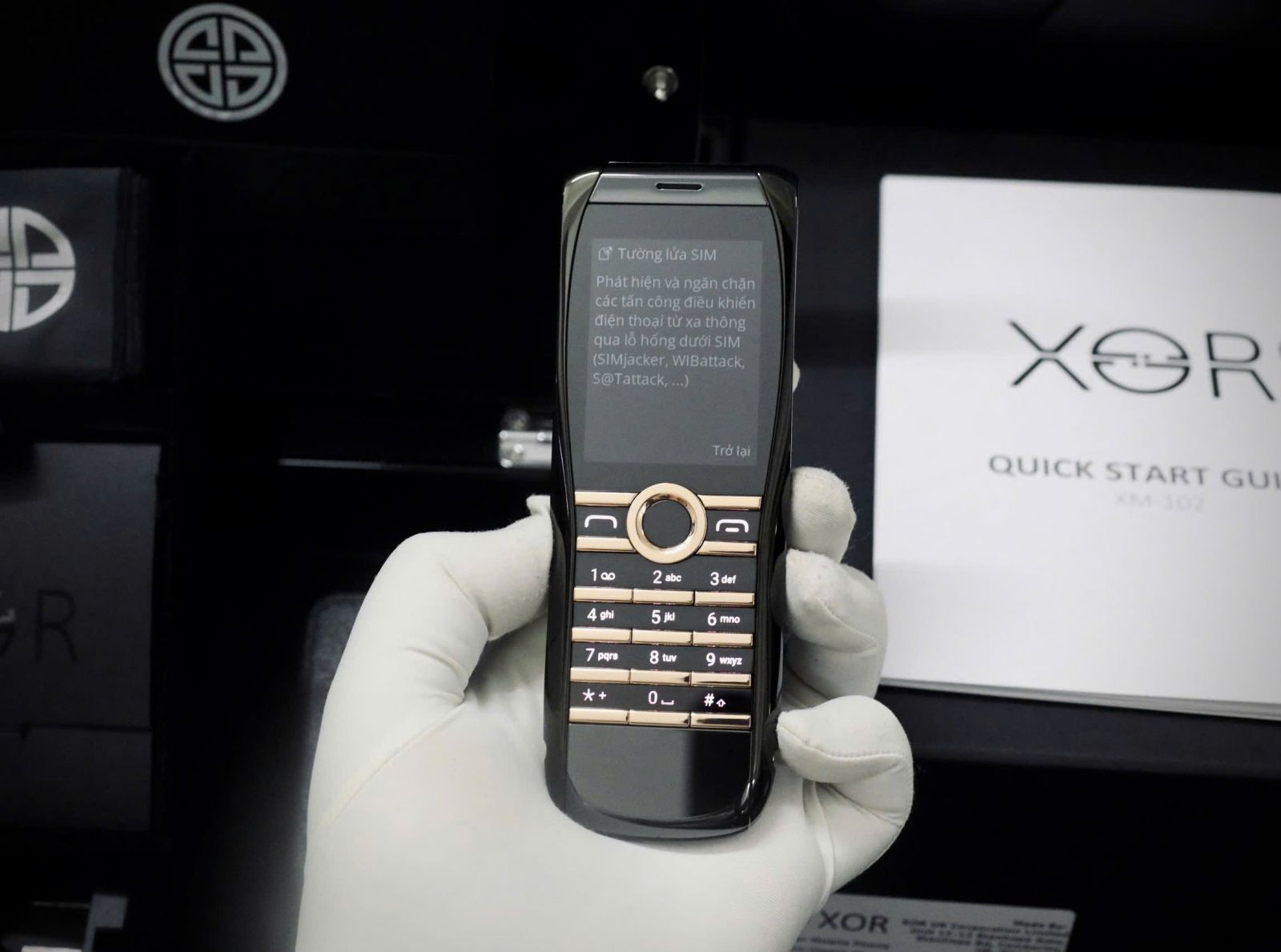 XOR X2 Prime Gold - Thiết kế ấn tượng với chất vàng hồng lấp lánh điểm xuyết trên tổng thể màu đen huyền bí.