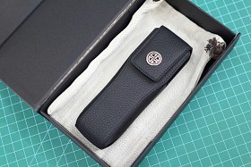 Bao da điện thoại XOR da togo logo vàng hồng