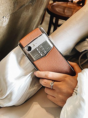 VERTU ASTER P HIỆN ĐẠI ẤN TƯỢNG NGAY LẦN ĐẦU CHẠM MẶT