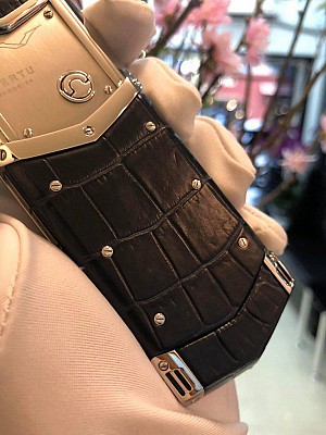 NHỮNG CHI TIẾT NHỎ NHẤT CỦA ĐIỆN THOẠI VERTU CŨNG ĐƯỢC LÀM TỪ VÀNG KHỐI