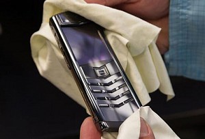 CÁCH LÀM SẠCH VERTU SIGNATURE S TẠI NHÀ