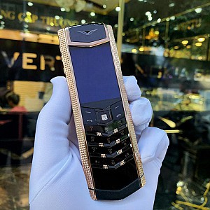 Những chữ “ V” tinh tế trên thiết kế của Vertu Signature S