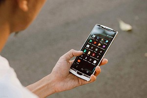 Xu hướng dùng điện thoại của Người giàu- xài Vertu đi kèm Smartphone