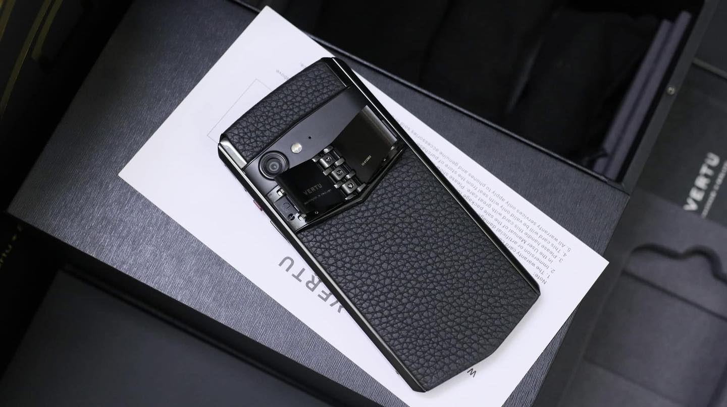 VERTU ASTER P – BIỂU TƯỢNG CỦA SỰ HIỆN ĐẠI LỊCH LÃM