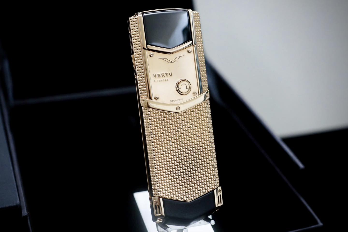 Nghệ thuật chế tác thủ công từ vật liệu xa xỉ