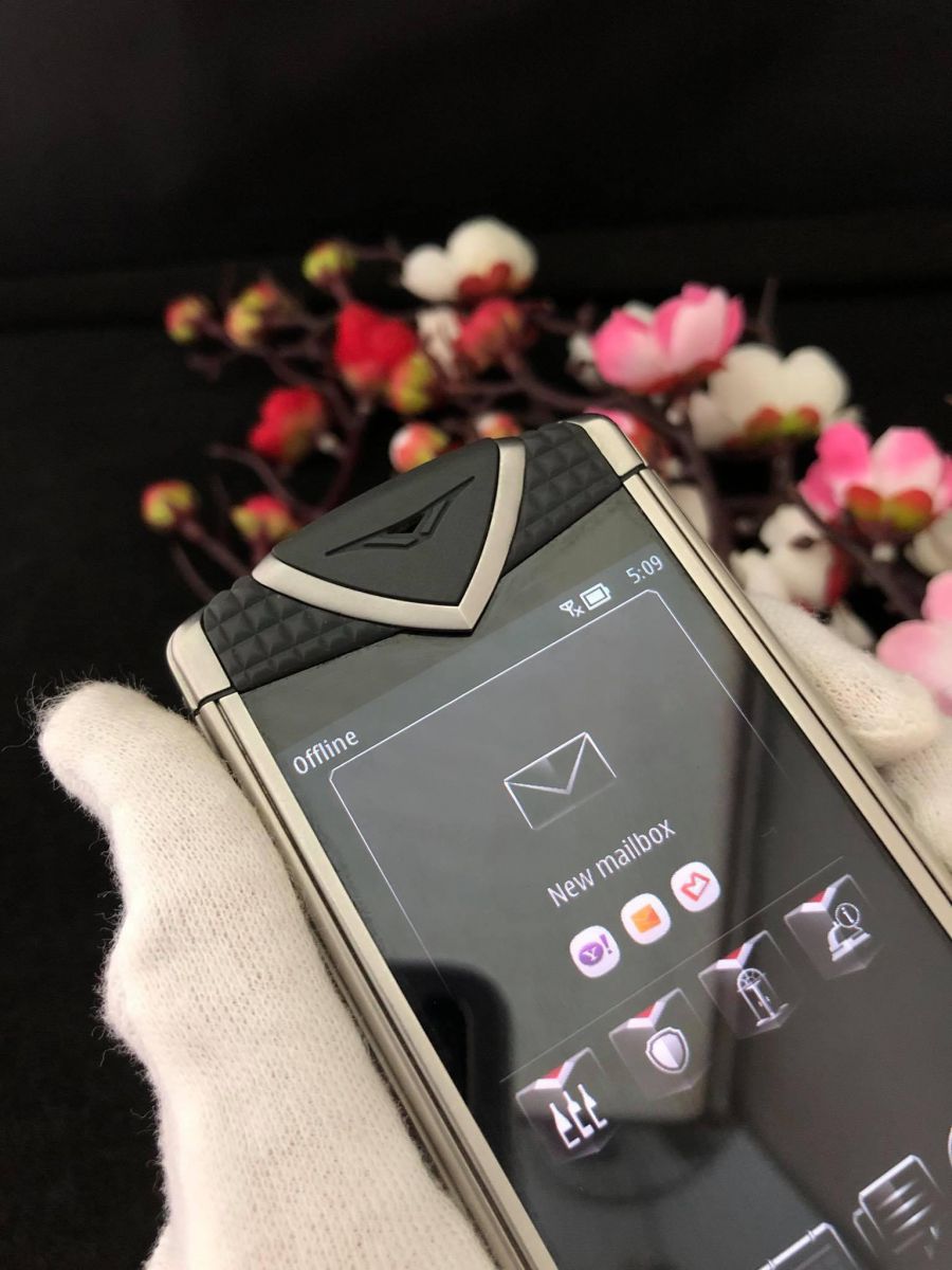Vertu Signature S Clous De Paris Vàng Khối - Tuyệt tác của thời đại Vertu Signature S Clous De Paris Vàng Khối - Tuyệt tác của thời đại