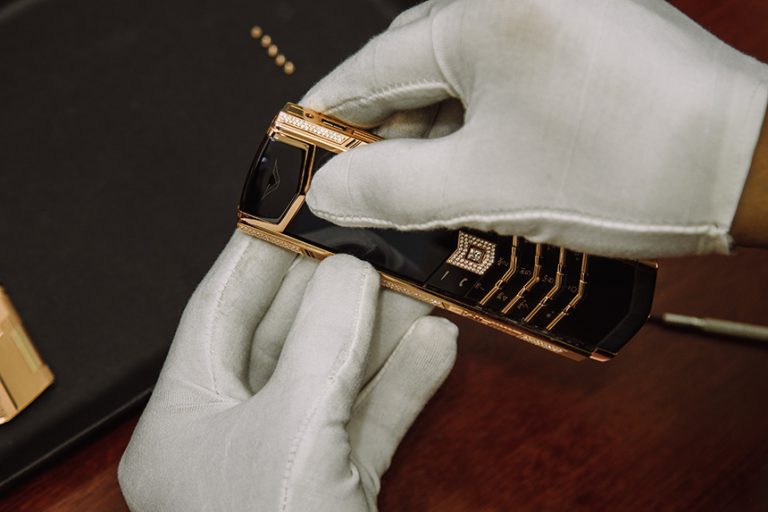 Vệ sinh Vertu Signature S - Hoàng Luxury Vệ sinh Vertu Signature S - Hoàng Luxury