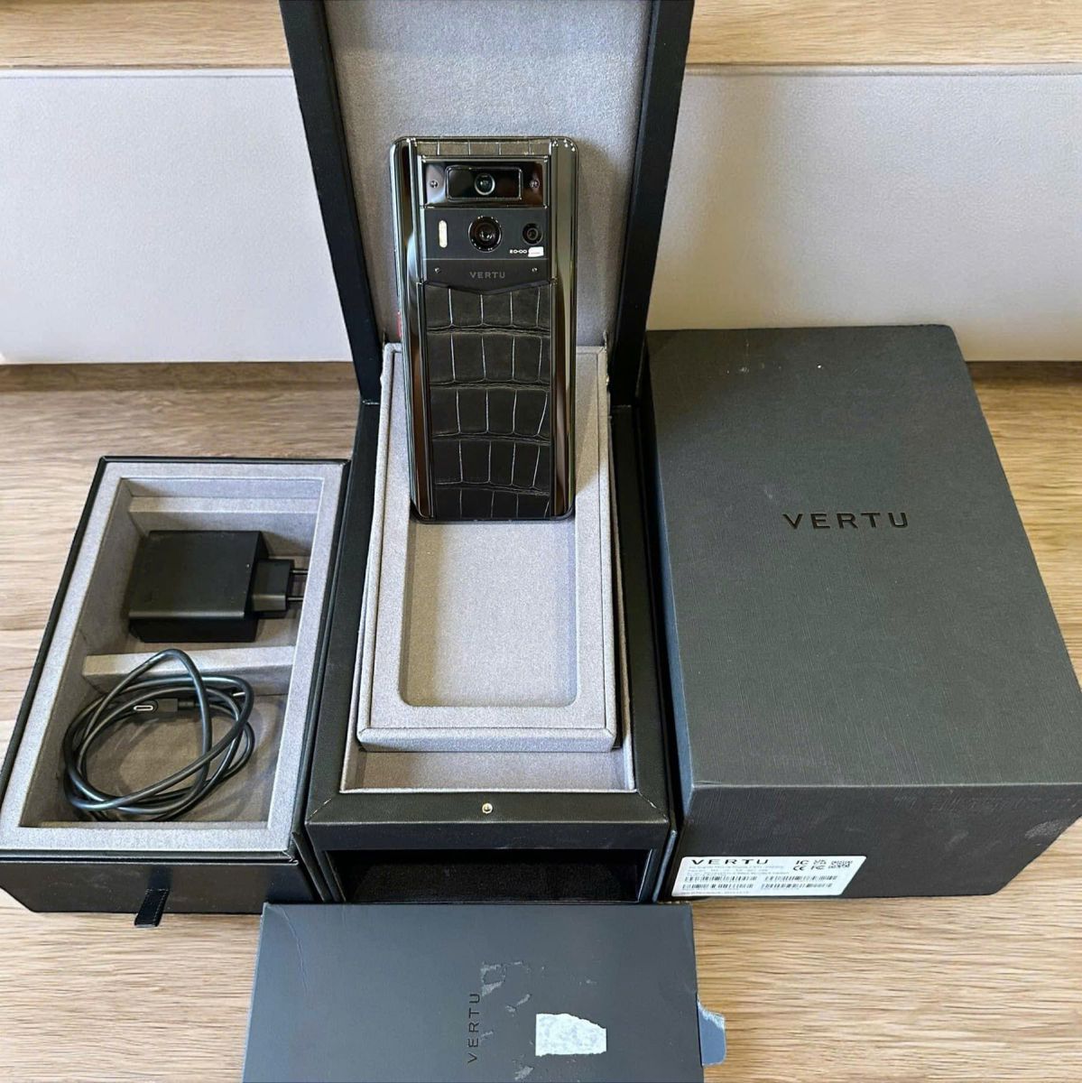 Điện thoại METAVERTU 2