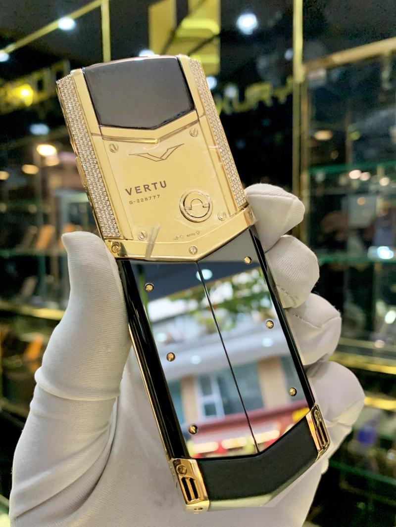 VERTU SIGNATURE S YELLOW GOLD DIAMOND BAG KEYS - 550.000.000đ VERTU SIGNATURE S YELLOW GOLD DIAMOND BAG KEYS - 550.000.000đ