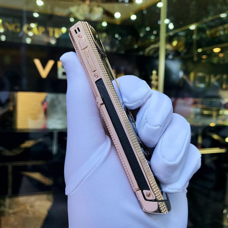 n bản Vertu Signature S với thiết kế hoạ tiết Cloud de Paris tinh tế trên từng góc đường viền Phiên bản Vertu Signature S với thiết kế hoạ tiết Cloud de Paris tinh tế trên từng góc đường viền