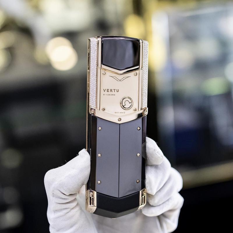 Vertu Signature S Rose Gold Full Diamond Vertu Signature S Rose Gold Full Diamond